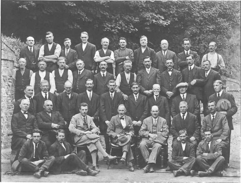 Rows of brewery workers posed in a yard, 1926